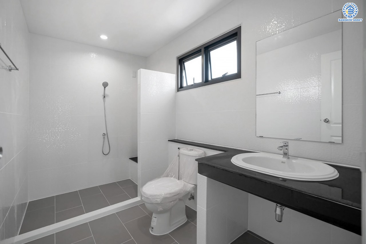 บ้านมือสองตกแต่งใหม่ โครงการ มณธานี บางแค หลังมุม ดีไซน์หรูหรา เนื้อที่ 66.6 ตร.ว. ฟังก์ชัน 3 ห้องนอน 3 ห้องน้ำ จอดรถได้ 2 คัน บนทำเลเดินทางสะดวก เชื่อมต่อหลายเส้นทาง ใกล้เดอะมอลล์บางแค ทางด่วน "กาญจนาภิเษก" และรถไฟฟ้า "สถานีหลักสอง"